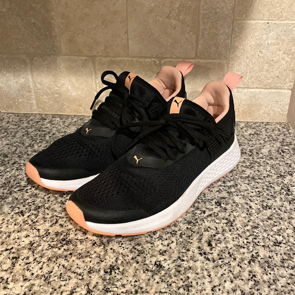 Brand NEW Women’s Size 6.5 Puma Sneakers